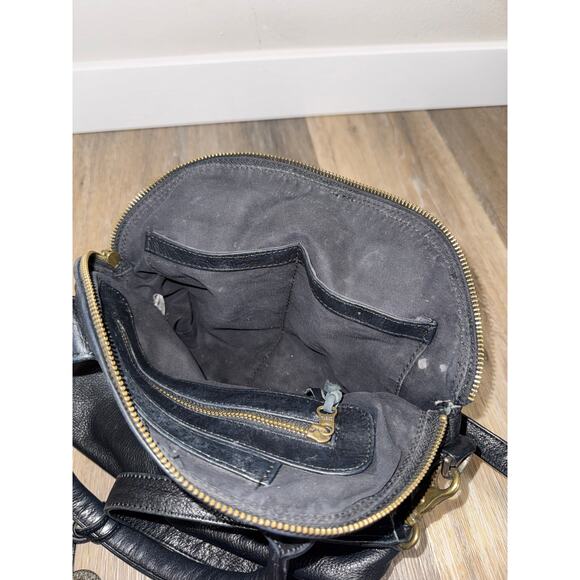 Wanderers Travel Co Banff Crossbody Bag Black Pebbled Leather - Picture 5 of 13